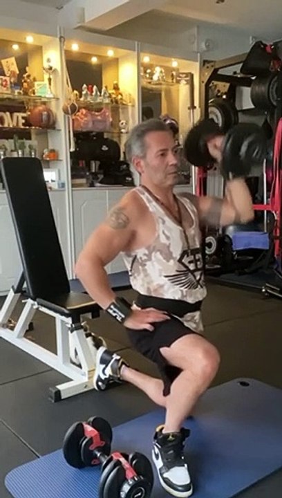 —Gear from @bodyengineers —Happy Saturday Everyone ! —Salut la famille, j’espère que vous allez bien ? Voici mon entraînement Épaules, pectoraux, triceps de ce samedi après-midi . Bon entraînement! —SAVE This 1. Alternating Front Raises - 4✖️1