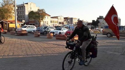 ALMANYA'DAN TÜRK BAYRAĞI VE BİSİKLETİYLE YOLA ÇIKAN GEZGİN GELİBOLU'YA ULAŞTI