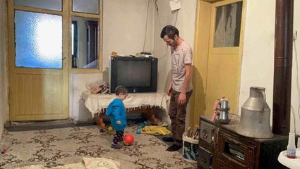 Çaresiz baba, 2 yaşındaki oğluyla uzanacak yardım eli bekliyor