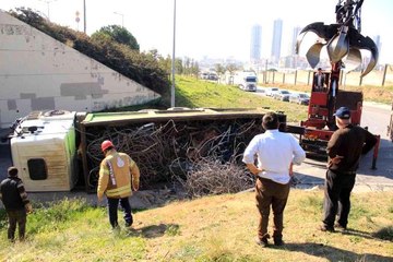 Kartal'da virajı alamayan hurda yüklü kamyon alt geçitte devrildi