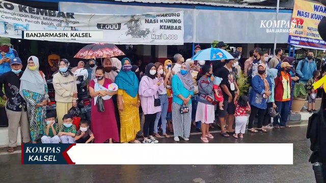 Usai Resmikan Jembatan Sei Alalak, Presiden Jokowi Bagikan Souvenir Kaos ke Warga