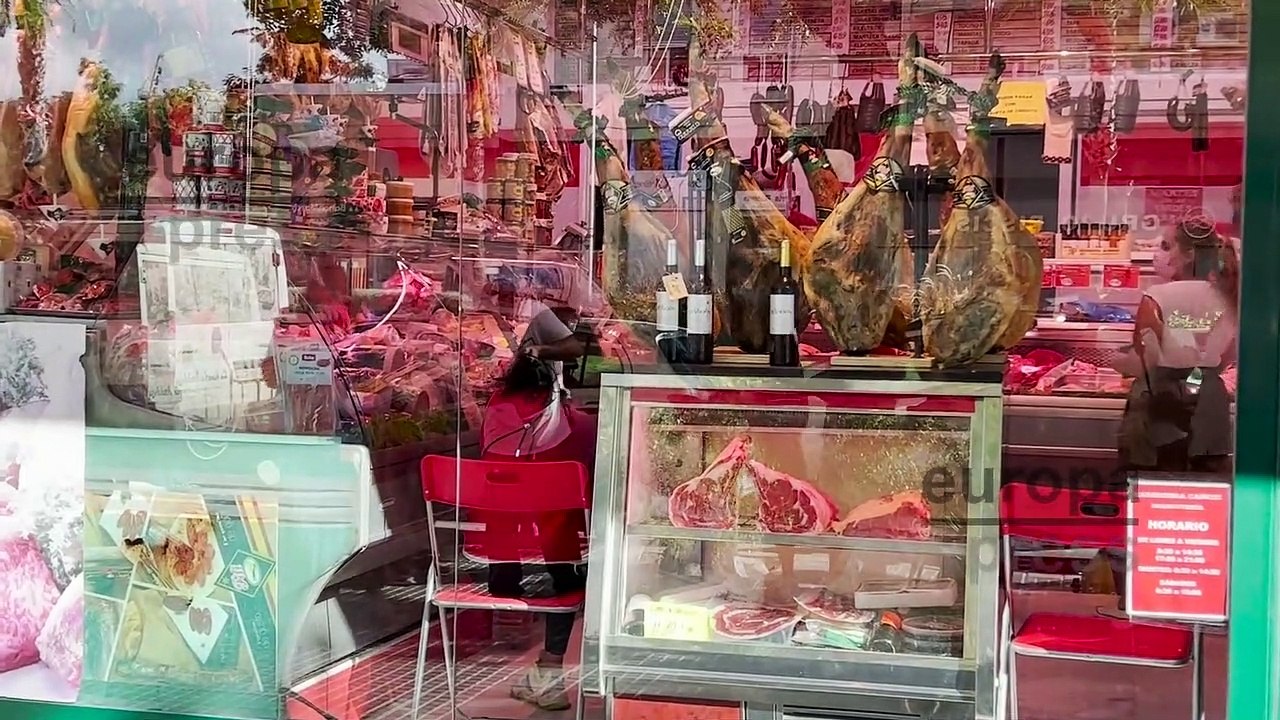 Olga Moreno dedica su tiempo a realizar recados...