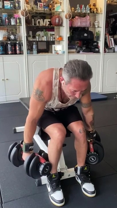 —Clothes from @bodyengineers —Happy Friday ! —Salut la famille, j’espère que vous allez bien ? Voici mon entraînement Dos, biceps, de ce vendredi midi. Bon entraînement! —SAVE This Back & Biceps Day1. Seated Dumbbell Row - 4✖️12reps.2. B