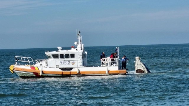 부안 위도 해상 모터보트 침수 뒤 뒤집혀 승선원 3명 구조 / YTN