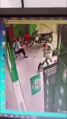 Chú bảo vệ thất thần sau khi bị dàn cảnh say nắng lừa lấy SH