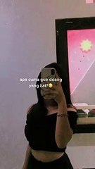 Penampakan tuyul di balakang wanita ini