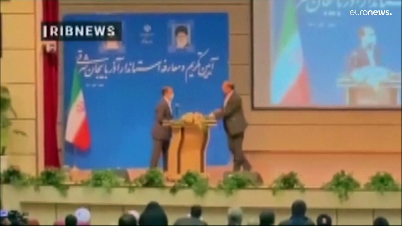 شاهد: حاكم محافظة إيرانية يتلقى صفعة قوية خلال حفل تنصيبه