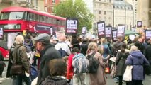 Centenares de simpatizantes del fundador de WikiLeaks se manifiestan en las calles de Londres