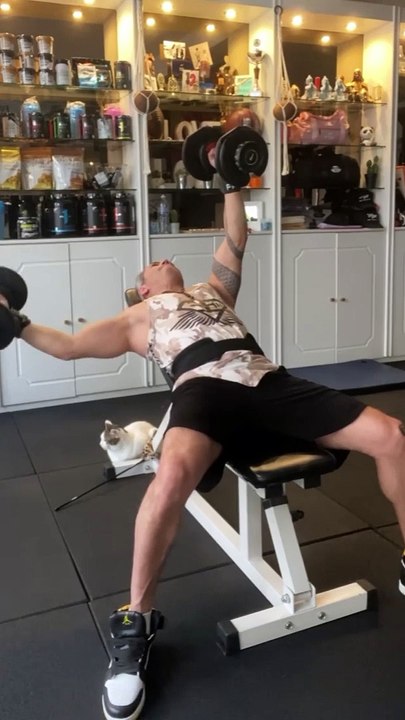 —Gear from @bodyengineers —Happy Thursday Everyone ! —Salut la famille, j’espère que vous allez bien ? Voici mon entraînement Épaules, pectoraux, triceps de ce jeudi après midi. Bon entraînement! —SAVE This 1. Single Arm Shoulder Press - 4✖️15