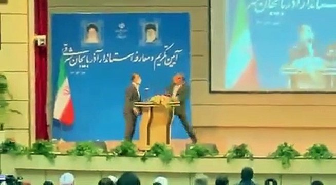 EL gobernador de una provincia de Irán recibe un impresionante bofetón de un individuo que se saltó las medidas de seguridad