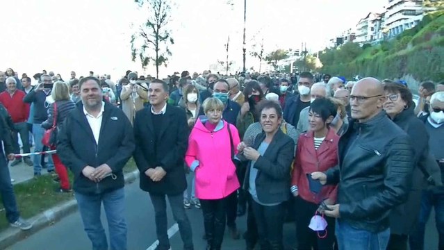Cientos de personas participan en San Sebastián en una manifestación para reclamar el fin de la política penitenciaria de excepción para los presos de ETA.