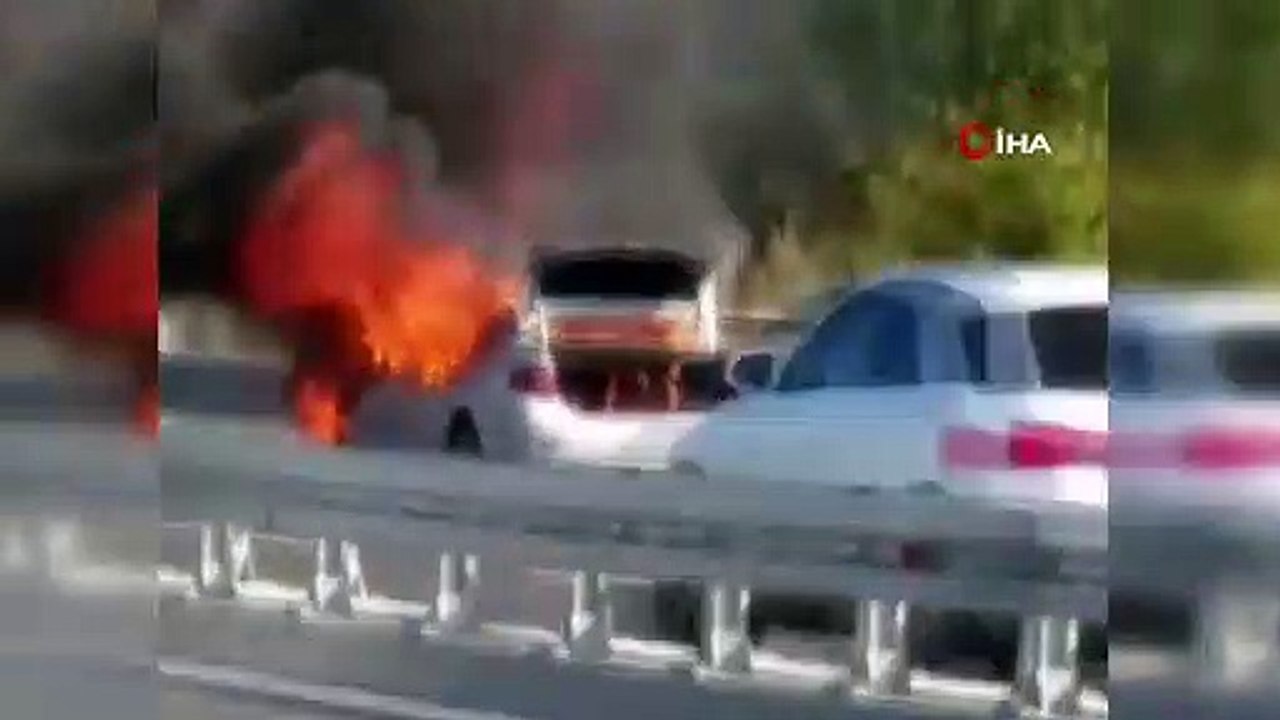 Maltepe’de otomobilin alev alev yandığı anlar kamerada