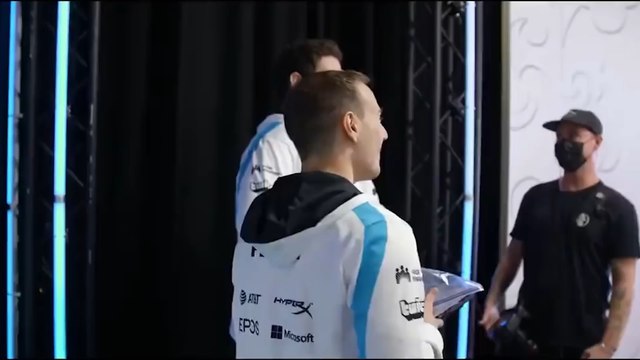 Perkz bromea con los jugadores de DWG KIA antes de su partido