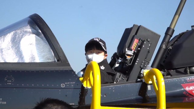 [영상] 오늘은 내가 블랙이글스 1일 대원 된 소아암 어린이 / YTN