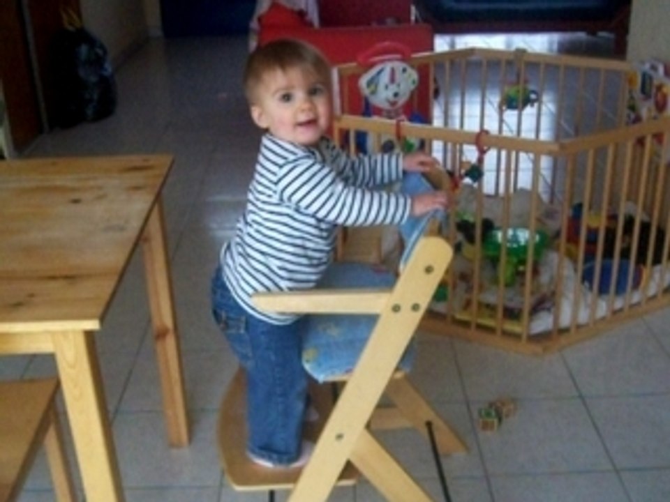 clara monte sur chaise