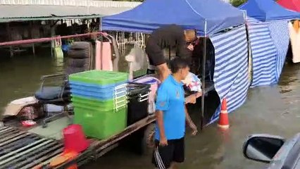 รมช. ประภัตร ลงพื้นที่แจกถุงยังชีพซับน้ำตาชาวบ้านน้ำท่วม