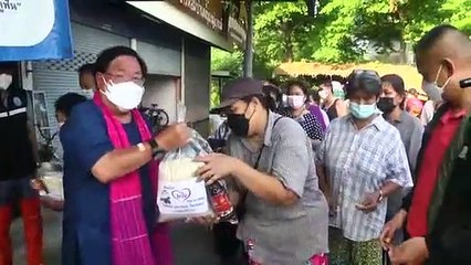 รมช. ประภัตร ลงพื้นที่แจกถุงยังชีพซับน้ำตาชาวบ้านน้ำท่วม