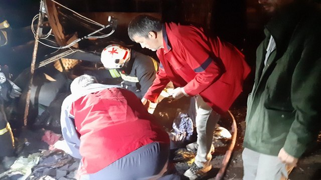 Baraka alev alev yandı, küllerin arasında para aradılar