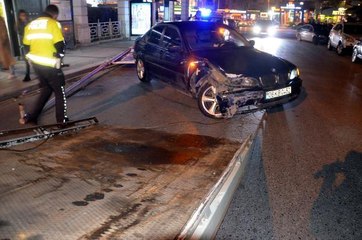 AVCILAR'DA OTOMOBİL OTOBÜS DURAKLARI ÖNÜNDEKİ DİREĞİ DEVİRDİ