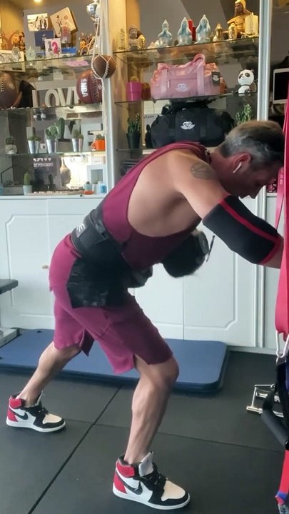 —Clothes from @bodyengineers —Happy Tuesday ! —Salut la famille, j’espère que vous allez bien ? Voici mon entraînement Dos, biceps, de ce mardi après midi. Bon entraînement! —SAVE This Back & Biceps Day1. Hinge Row - 4✖️12reps.2. Single