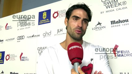 Juan Betancourt vuelve a desfilar en Canarias y aunque no confirma su relación con Paula Badosa