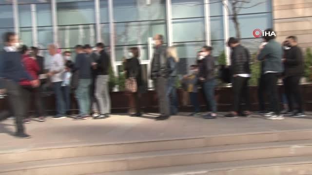 16'ncı Ankara Kitap Fuarında, kitap severler pandemiye rağmen uzun kuyruklar oluşturdu