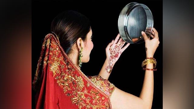 Karwa Chauth 2021: करवा चौथ चंद्र अर्घ्य विधि । करवा चौथ पर चंद्र को अर्घ्य देने की सही विधि ।
