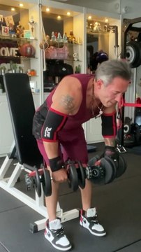 —Gear from @bodyengineers —Happy Monday Everyone ! —Salut la famille, j’espère que vous allez bien ? Voici mon entraînement Épaules, pectoraux, triceps de ce lundi après midi. Bon entraînement! —SAVE This 1. Seated Arnold Press - 4✖️12reps.2.