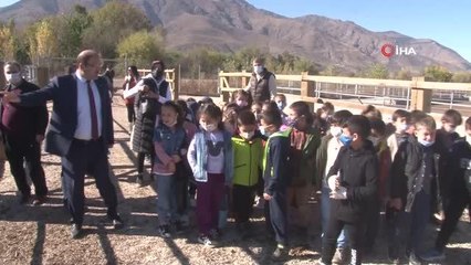 Erzincan'da minik öğrenciler çiftlikteki doğal yaşamı yerinde gördü