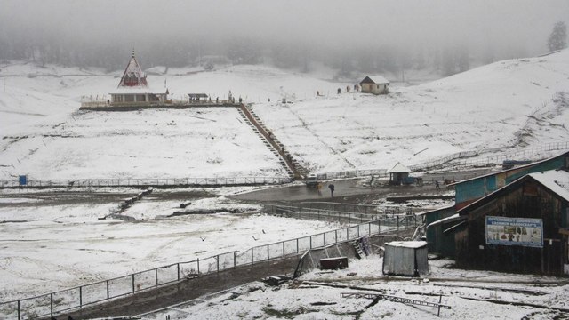 Kashmir: Accident due to heavy snowfall, 2 people died