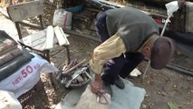 93 yaşındaki vatandaş el işçiliğiyle yaptığı nazarlıkları satarak geçimini sağlıyor
