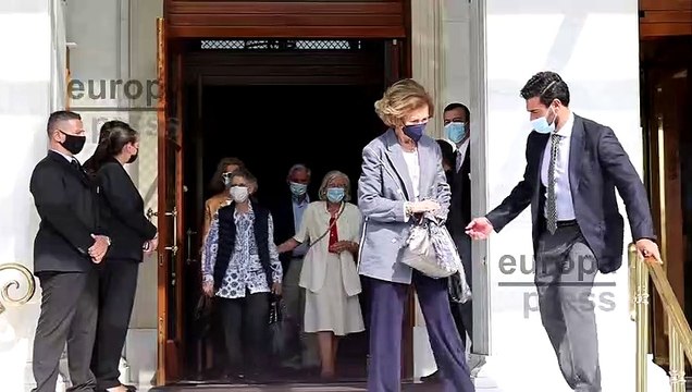 Doña Sofía sale del Hotel acompañada de la Infanta Elena y su hermana la princesa Irene de Grecia
