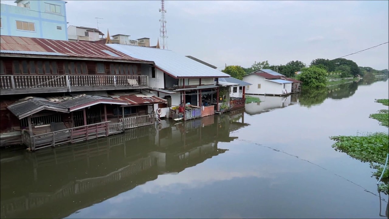 Ban Khlong Phra Phimon river at Sai Noi Nonthaburi Province water is high in Thailand