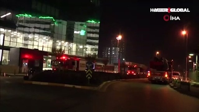 İstanbul Ümraniye'de bir plazada dış cephe temizliği yapan 2 işçi 24. katta mahsur kaldı