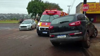 Condutor de Ford Ka se envolve  em colisão com Sportage estacionada