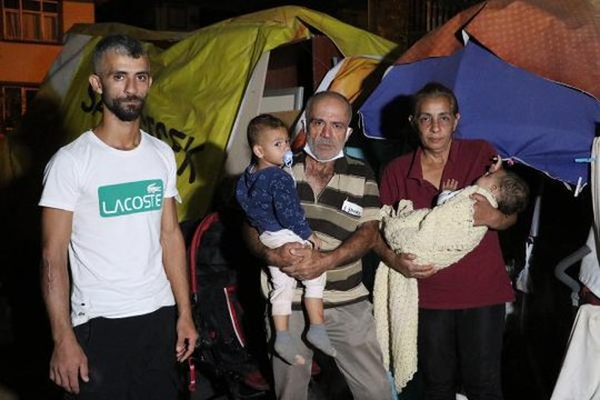 7 KİŞİLİK AİLE, 2,5 AYDIR BOŞ ARAZİYE KURDUKLARI ÇADIRDA YAŞIYOR