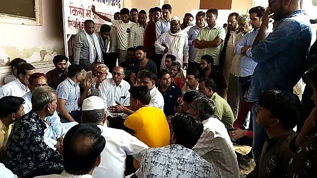 तीन घंटे धरने के बाद लिये शव, बेटी की विदाई के दिन घर के बेटे ने ली अंतिम विदाई