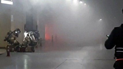 아파트 주차장에서 전기 충전하던 차량 화재 / YTN