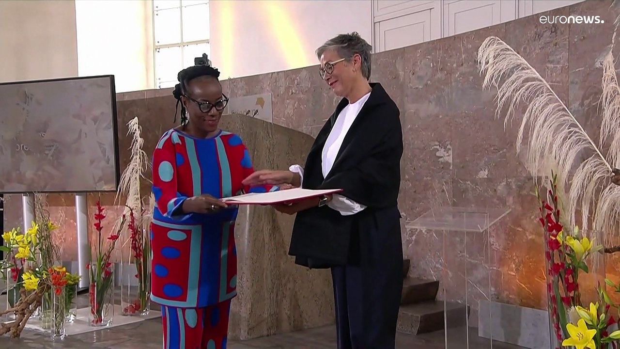 'Lesen Sie afrikanische Literatur!' Tsitsi Dangarembga erhält Friedenspreis