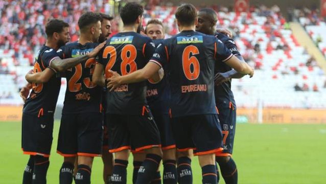 Süper Lig'de Emre Belözoğlu fırtınası! Başakşehir, Antalyaspor karşısında çıkışını sürdürdü