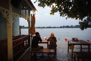 مطعم يجذب الزبائن بتناول الطعام وسط مياه الفيضانات في تايلند!