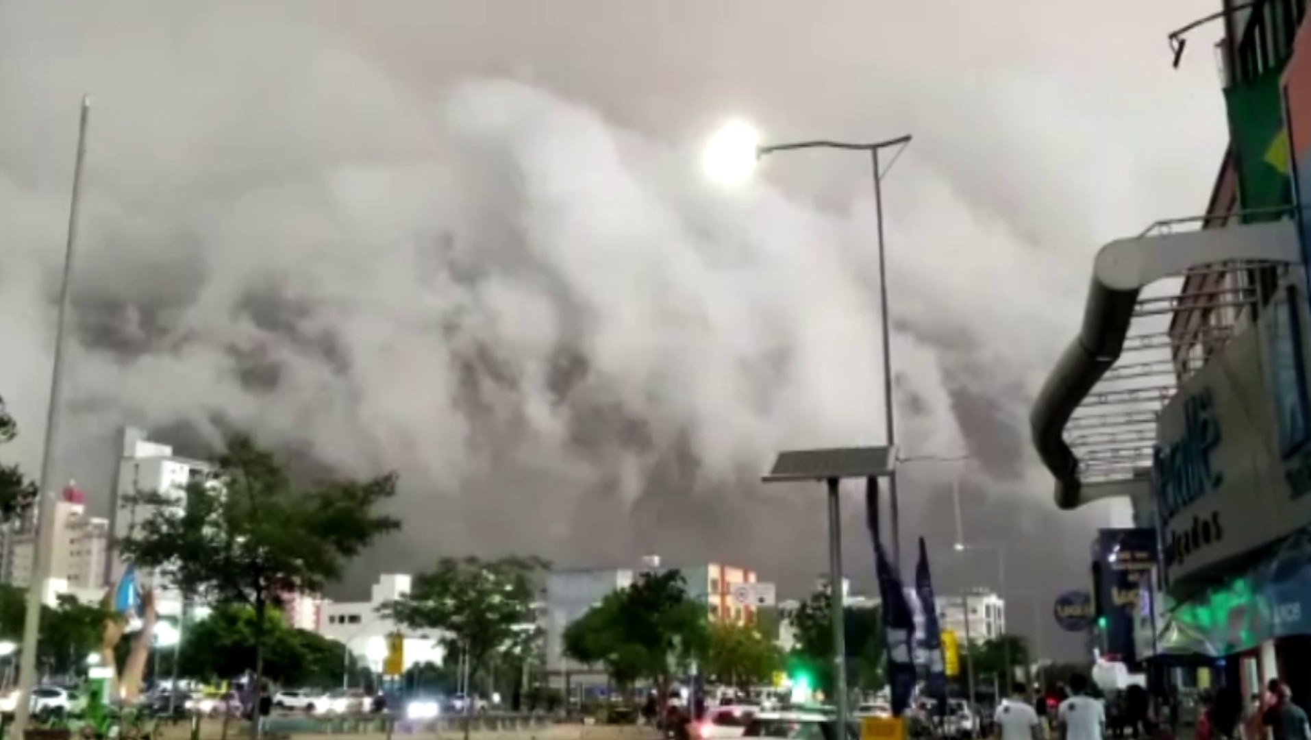 Imagens mostram danos causados por temporal em Cascavel