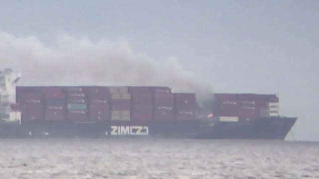 Un porte-conteneurs en feu dégage du gaz toxique au large du Canada