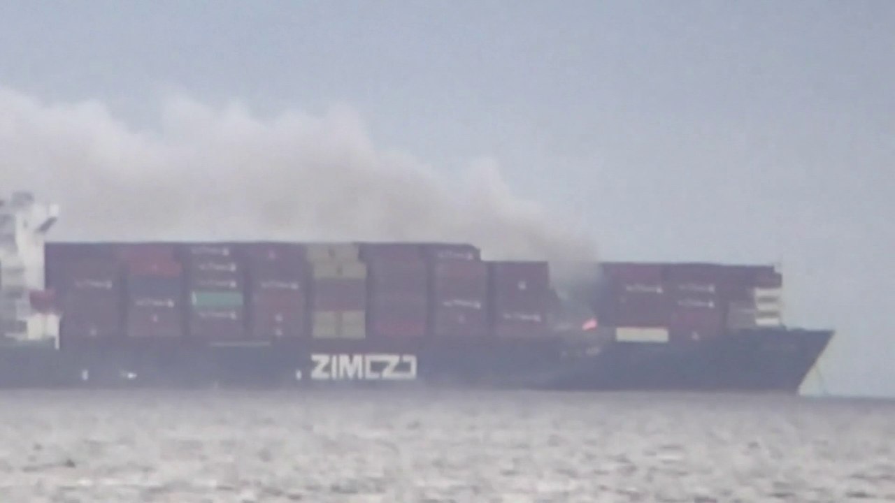 Un porte-conteneurs en feu dégage du gaz toxique au large du Canada