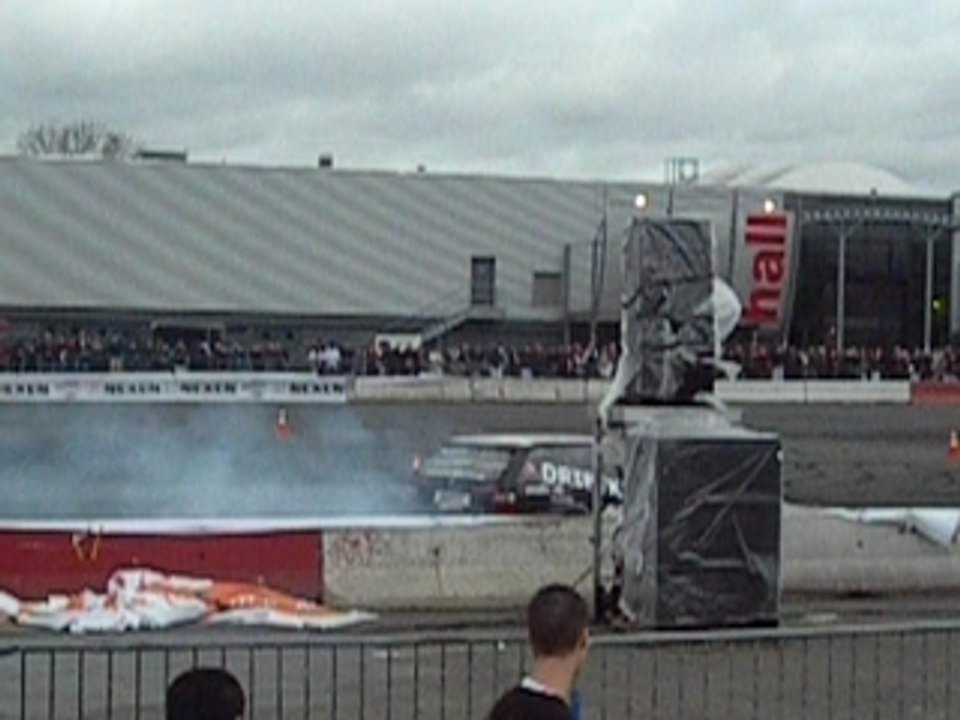 Essai de drift d'une bmw au paris tuning show