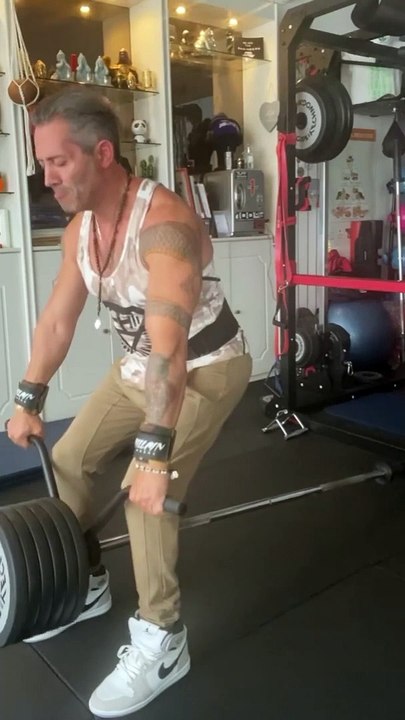 —Clothes from @bodyengineers —Happy Friday ! —Salut la famille, j’espère que vous allez bien ? Voici mon entraînement Dos, biceps, de ce vendredi après midi. Bon entraînement! —SAVE This Back & Biceps Day1. Lat Pulldowns - 4✖️12reps.2. T-Bar