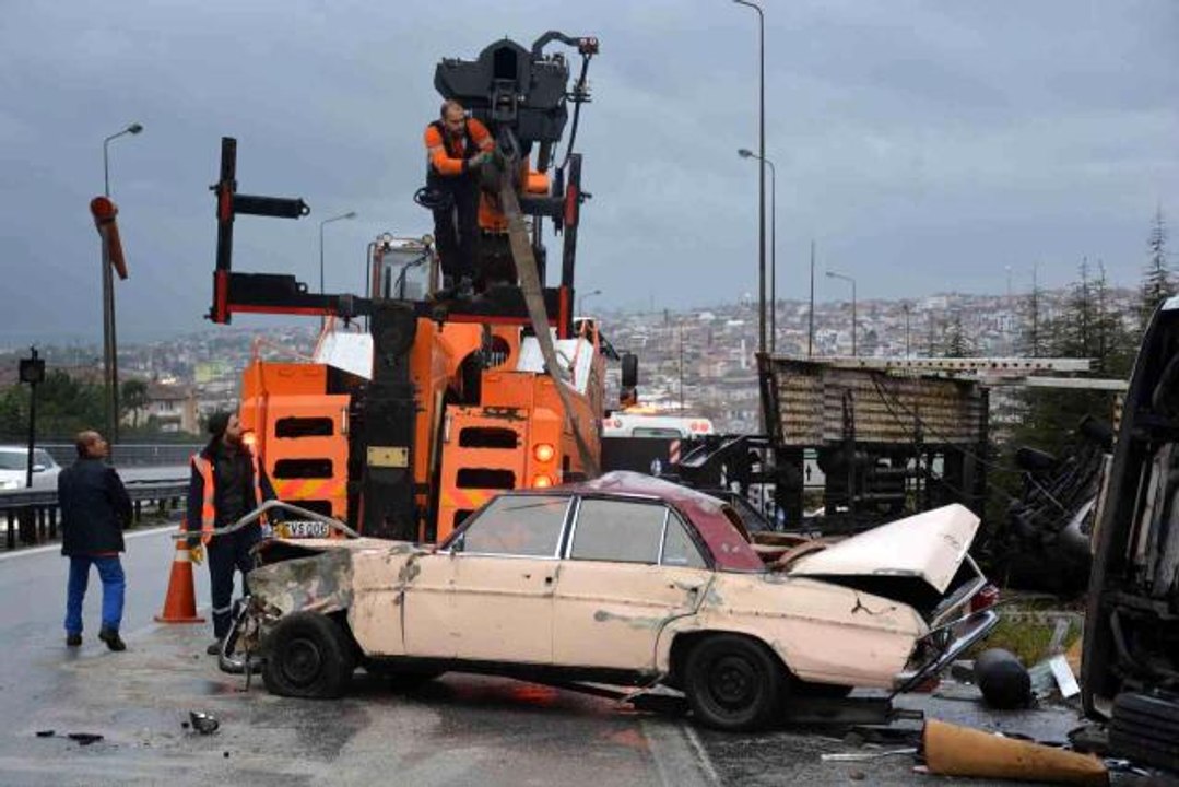 Arızalanan aracı yolcularla birlikte taşıyan çekici TEM'de devrildi