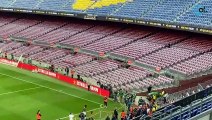El detallazo de Camavinga con unos aficionados en el Camp Nou