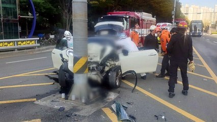 부산 도로에서 승용차가 기둥 '쾅'...음주 여부 조사 / YTN