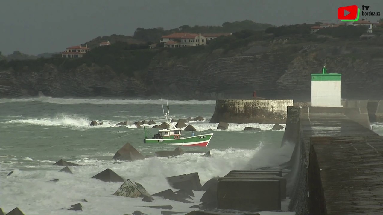 Côte Basque   |  Bateaux de Pêche dans les vagues - Bordeaux Surf TV